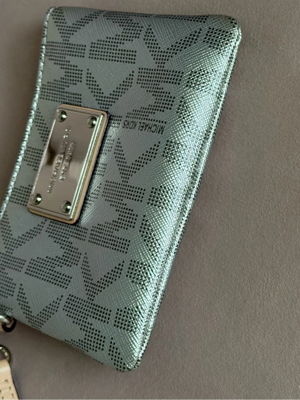 MICHAEL KORS Signature Jet Set Silver Metallic Wristlet